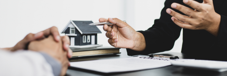 gestionnaire immobilier en train d'expliquer les différentes lois sur le marché immobilier