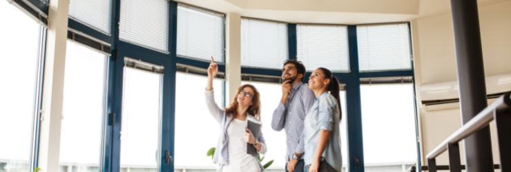 Visite d'un bien réalisé par un agent immobilier avec un couple