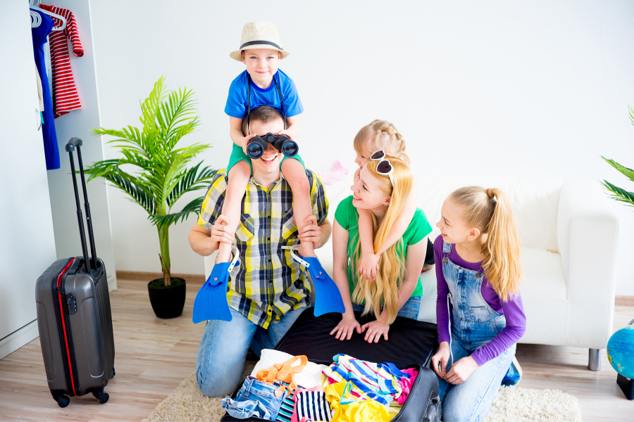 famille en train de préparer leurs valises pour partir en vacances