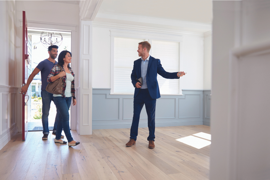 couple avec gestionnaire visitant un appartement