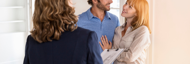 couple avec gestionnaire visitant un appartement