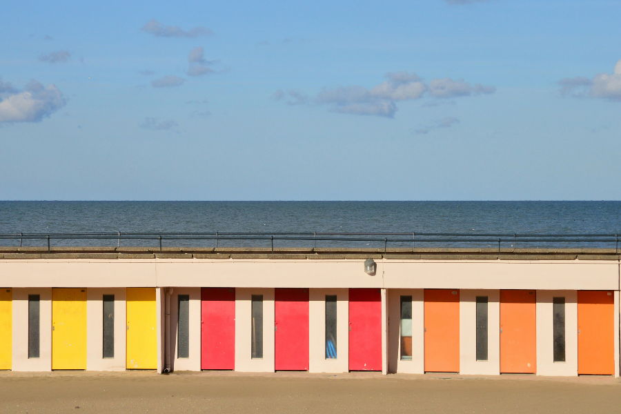 cabines de plage colorées sur la côte d'Opale au Touquet