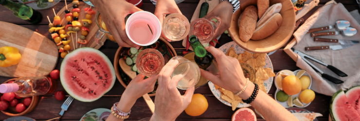 piquenique en plein air avec fruits, brochettes 