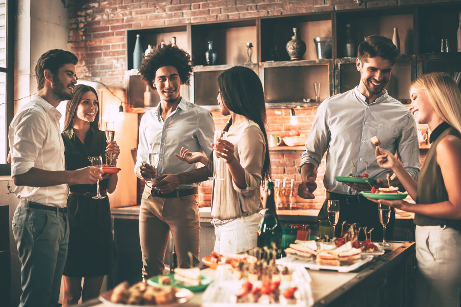 adultes en train de célébrer la fête des voisins autour d'un buffet