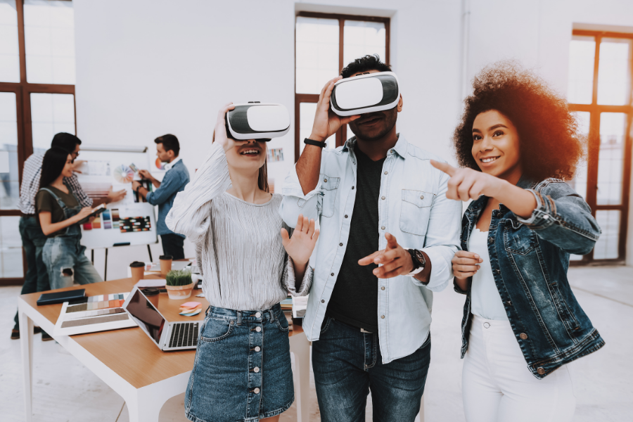 jeunes en train de visualiser logement avec des lunettes 3D