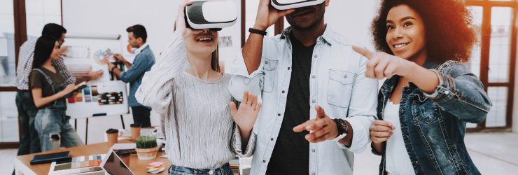 Groupe avec un casque de réalité virtuelle pour visualiser leur futur logement.