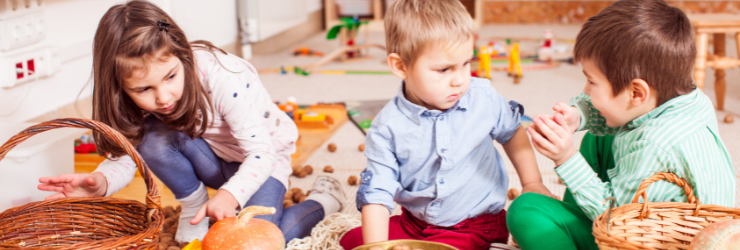 enfants jouant ensemble dans leur chambre