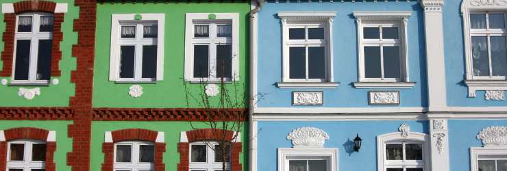 façades de logements couleurs vives: verte et bleue