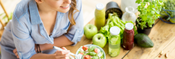 Femme mangeant des fruits et légumes frais, sans emballages, zéro déchet.