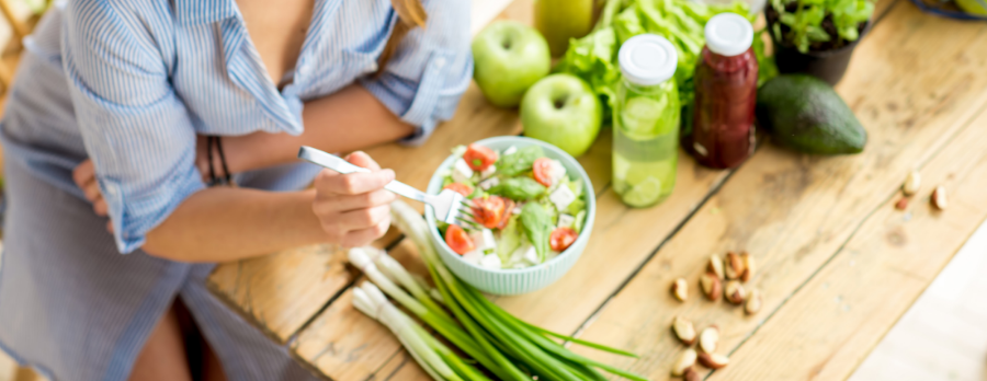 femme mangeant des fruits et légumes frais d'un producteur local, sans emballages