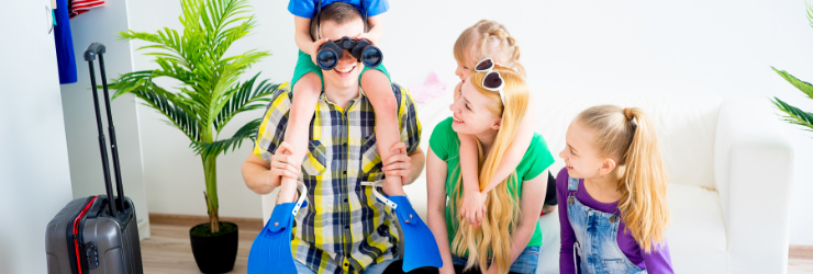 famille en train de préparer leurs valises pour partir en vacances 