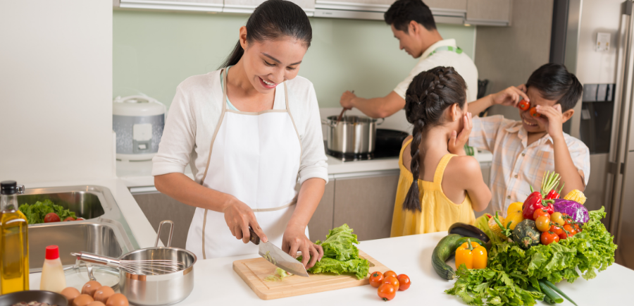 cuisine conviviale et accueillante avec des enfants qui jouent et cuisinent avec leurs parents