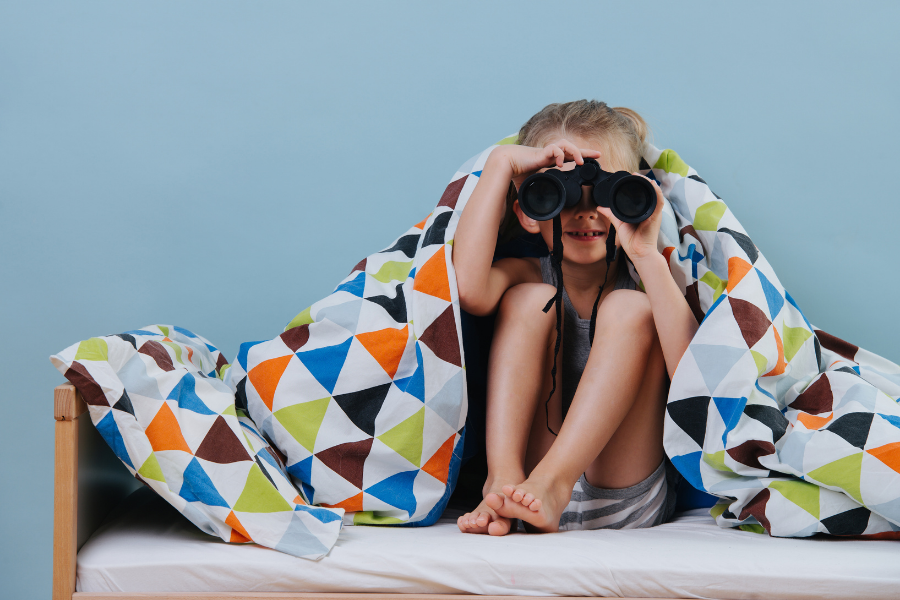 enfant jouant dans sa chambre