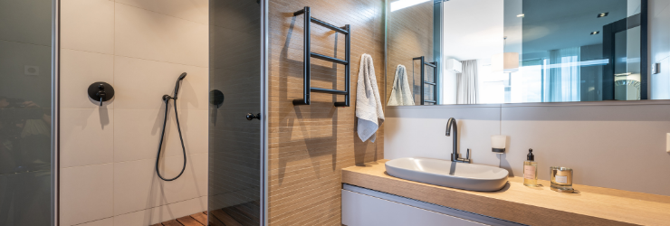 salle de bain avec douche à l'italienne et rangements 