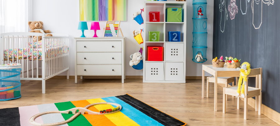 chambre de petit enfant avec jouets et mur de craie, coloré et joyeux, tapis avec jeux