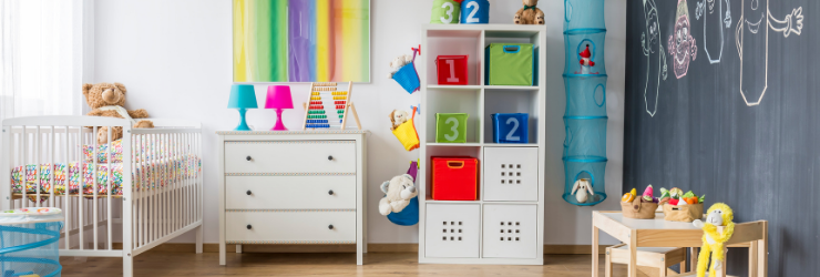 chambre de petit enfant avec jouets et mur de craie, coloré et joyeux