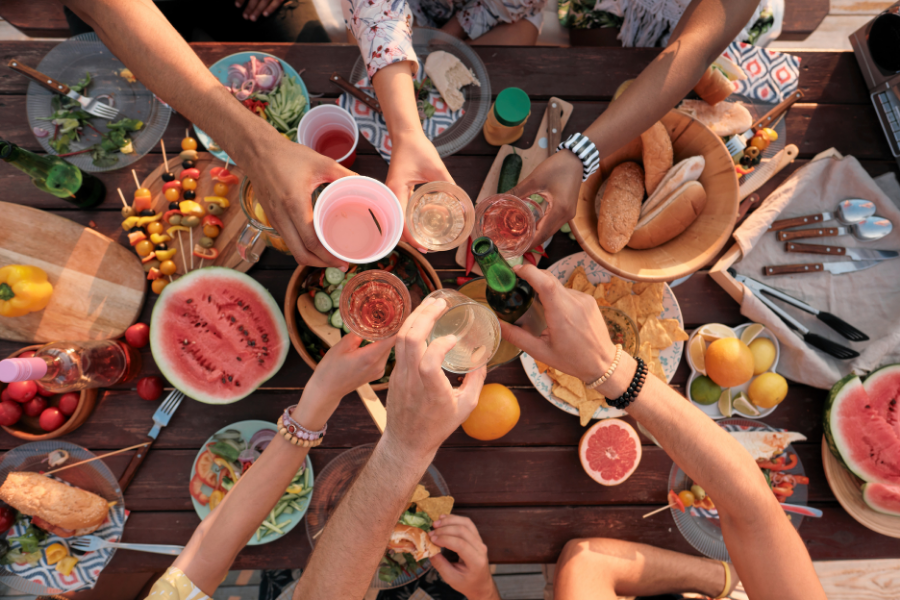 piquenique en plein air avec fruits, brochettes