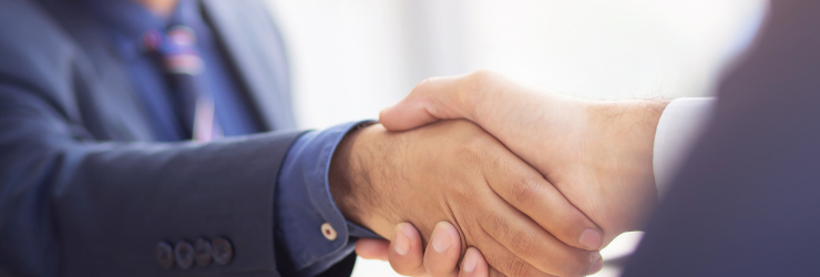 Deux personnes se serrant la main représentant un propriétaire acceptant le cout d'un contrat de gestion locative pour faire gérer son bien par un agent immobilier