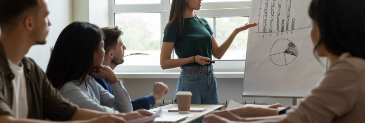 groupe de copropriétaires qui discutent des budgets