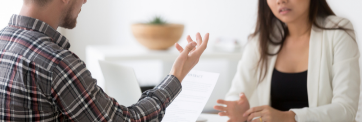 Un homme en colère contre une femme en voyant son contrat de location avec la révision du loyer