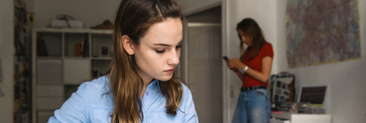 Deux jeunes filles dans un appartement représentant un logement étudiant en colocation