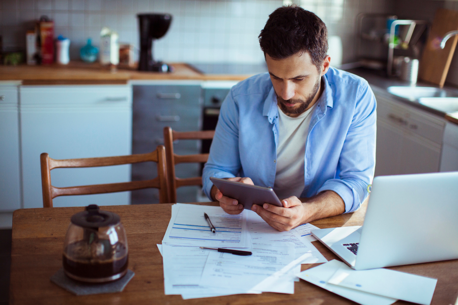 Une personne effectue des calculs