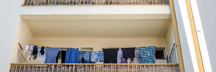 Le règlement de copropriété donne, par exemple, les règles à respecter concernant le linge qui sèche sur les balcons.