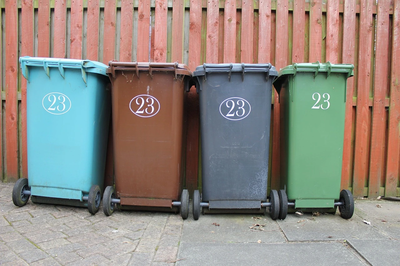 Une rangée de 4 poubelles