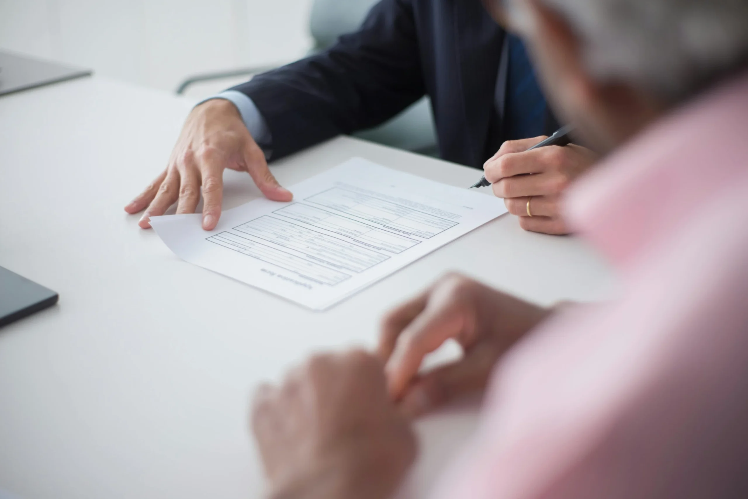 Des personnes étudient un contrat d'assurance